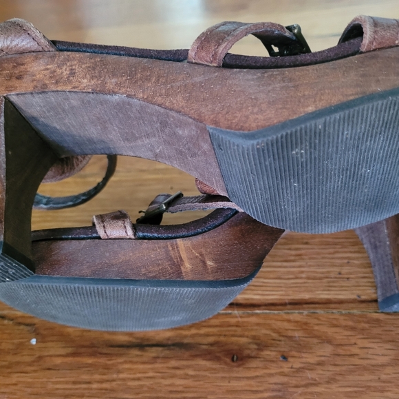 Steve Madden peep-toe brown strappy heels - Picture 9 of 10